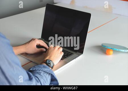 Ufficio, officework, officemeeting, riunioni di lavoro, comunicazione, nota, botebook, cellulare, smartphone, scrivania, tavolo trattativa, finanza, contabilità, denaro. Foto Stock