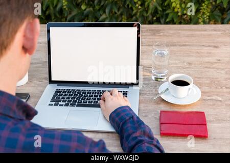 Ufficio, officework, officemeeting, riunioni di lavoro, comunicazione, nota, botebook, cellulare, smartphone, scrivania, tavolo trattativa, finanza, contabilità, denaro. Foto Stock