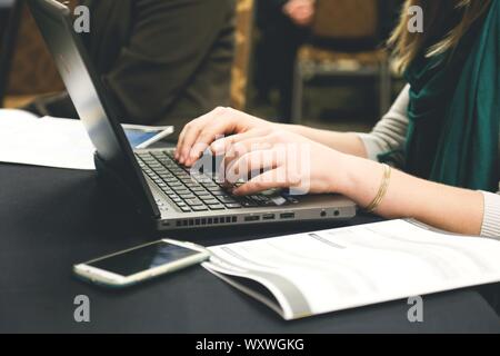 Ufficio, officework, officemeeting, riunioni di lavoro, comunicazione, nota, botebook, cellulare, smartphone, scrivania, tavolo trattativa, finanza, contabilità, denaro. Foto Stock