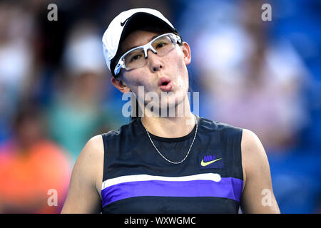 Il cinese giocatore di tennis professionista Zheng Saisai gioca contro l'Italiano giocatore di tennis professionista Jasmine Paolini al primo turno del WTA Guangzhou Open 2019 nella città di Guangzhou, Cina del sud della provincia di Guangdong, 18 settembre 2019. Il cinese giocatore di tennis professionista Zheng Saisai è stato battuto da Italian giocatore di tennis professionista Jasmine Paolini con 1-2 in occasione del primo round match femminile del singolo del WTA Guangzhou Open 2019 nella città di Guangzhou, Cina del sud della provincia di Guangdong, 18 settembre 2019. Foto Stock