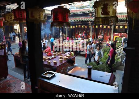 LUKANG, Taiwan - 2 dicembre 2018: la gente visita Mazu tempio in Lukang, Taiwan. Lukang città vanta oltre 200 templi. Foto Stock