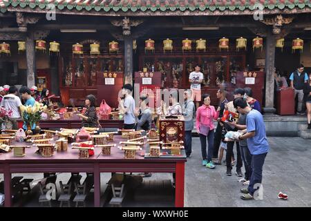 LUKANG, Taiwan - 2 dicembre 2018: la gente visita Mazu tempio in Lukang, Taiwan. Lukang città vanta oltre 200 templi. Foto Stock