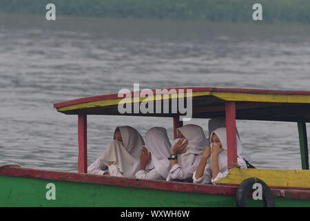 Palembang, Indonesia. Xvii Sep, 2019. La gente ride barca su fiume Musi sotto una coltre di fumo a Palembang, a sud di Sumatra, Indonesia, Sett. 17, 2019. Gli incendi boschivi si verificano spesso in Indonesia come coltivatori usano il fuoco per cancellare terre a fare spazio per nuove piantagioni. Ma gli incendi spesso rabbia fuori controllo soprattutto durante la stagione secca. Haze spessa da un incendio di foresta in Indonesia diffondersi in stretto di Malacca, di Singapore e della Malaysia è stato rilevato da un'immagine dal satellite il 7 settembre 14, la meteorologia Indonesiano e geofisica di detta agenzia. Credito: Muhammad Fadjrie /Xinhua Credito: Xinhua/Alamy Live News Foto Stock