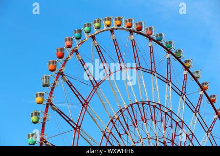 Ruota panoramica Ferris nel quartiere di Odaiba, Tokyo, Giappone. Ruota di osservazione - attrazione turistica. Foto Stock