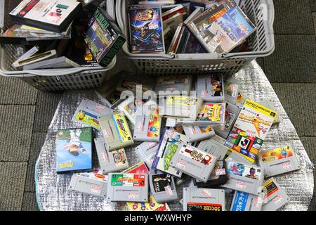 TOKYO, Giappone - 4 dicembre 2016: Retro video gioco collezionabili store bargain bin nella regione di Akihabara di Tokyo, Giappone. Akihabara Electric District spe Foto Stock