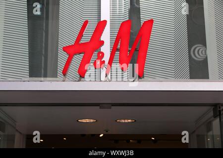 TOKYO, Giappone - 1 dicembre 2016: H&M casual fashion store nel quartiere di Ginza di Tokyo, Giappone. Ginza è un leggendario area dello shopping in Chuo Ward di Tokyo. Foto Stock