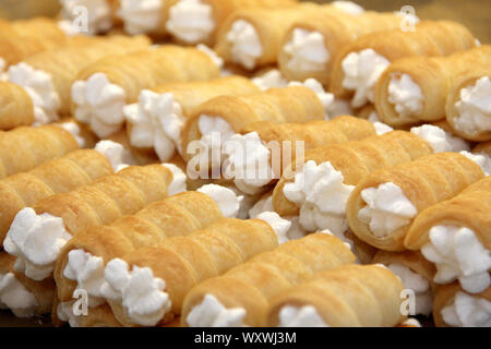 Pasta sfoglia i rotoli per il dessert kremrole - impilati rotoli di schiuma o Schillerlocken Schaumrollen per pasticceria Foto Stock