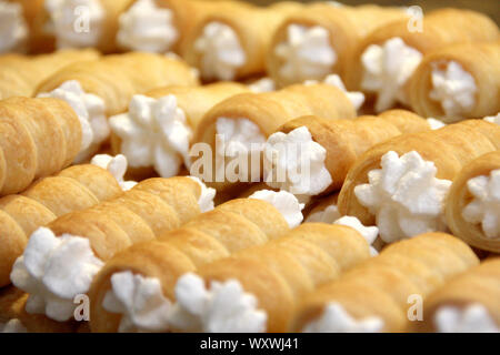 Pasta sfoglia i rotoli per il dessert kremrole - impilati rotoli di schiuma o Schillerlocken Schaumrollen per pasticceria Foto Stock