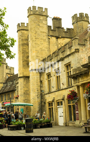 Mura esterne e torrette del Palazzo dei Vescovi, Wells, Somerset, Inghilterra, Regno Unito. Foto Stock