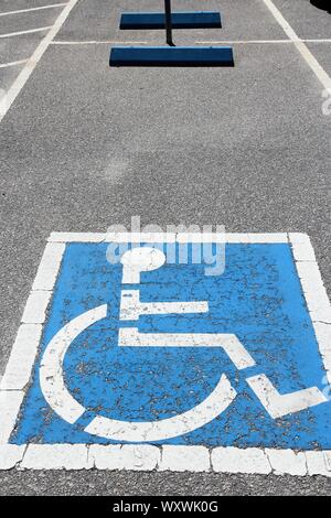 Parcheggio Disabili spot - infrastruttura di trasporto della segnaletica stradale. Foto Stock