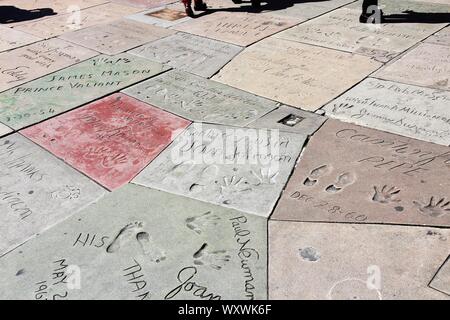 LOS ANGELES, Stati Uniti d'America - Aprile 5, 2014: Attore per mani e piedi stampe in fronte di TCL Chinese Theatre di Hollywood. Il teatro ha una collezione di circa 200 Foto Stock