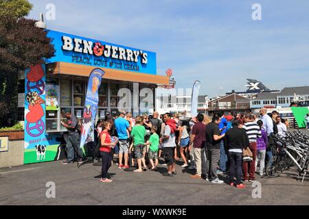 SAN FRANCISCO, STATI UNITI D'AMERICA - Aprile 8, 2014: la gente in coda per Ben e Jerry's ice cream in San Francisco, Stati Uniti d'America. Ben & Jerry's è un Unilever corporation marca. Foto Stock