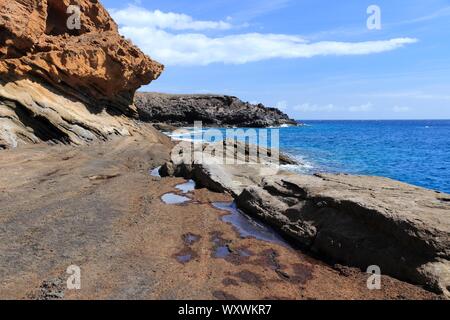 Isola di Tenerife paesaggio, Spagna - costa vulcanica di Playa Amarilla. Parte della Costa del Silencio. Foto Stock