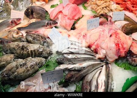 Mercato del pesce a Barcellona, Spagna. Piatti a base di frutti di mare freschi di La Boqueria. Foto Stock