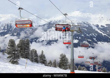 Di Zell am Ziller, Austria - 14 Marzo 2019: la gente visita di Zell am Ziller ski resort in Tirolo, Austria. Il resort si trova nella valle Zillertal o Foto Stock