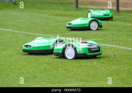 Oosterbeek, Paesi Bassi - Luglio 11, 2018: Automatico tosaerba robotizzati su erba verde nello stadio. Falciare il prato con un robot. Foto Stock