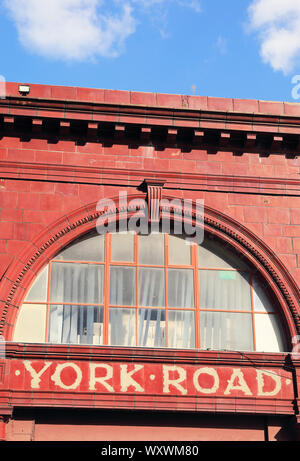 In disuso York Road della metropolitana di Londra, abbandonato nel 1932 a causa del sotto-utilizzate, in York Road, vicino a Kings Cross, a nord di Londra, Regno Unito Foto Stock