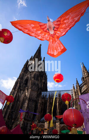 Cina festival il Roncalli piazza della cattedrale, uccello come decorazione, Colonia, Germania. Chinafest auf dem Roncalliplatz am Dom, Vogel als Dekoratio Foto Stock