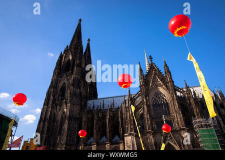 Cina festival il Roncalli piazza della cattedrale, palloncini come decorazione, Colonia, Germania. Chinafest auf dem Roncalliplatz am Dom, Ballone als Dek Foto Stock