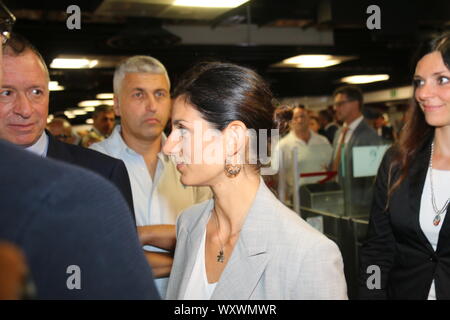 Da oggi è possibile accedere alla METROPOLITANES CON CONTACTLESS carte di pagamento direttamente al tornio con più bisogno del biglietto. Il progetto è realizzato da ATAC e con la Mastercard la collaborazione. Nella foto il sindaco VIRGINIA RAGGI (CLAUDIO SISTO/fotogramma, Roma - 2019-09-18) p.s. la foto e' utilizzabile nel rispetto del contesto in cui e' stata scattata, e senza intento diffamatorio del decoro delle persone rappresentate Foto Stock