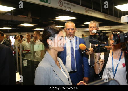 Da oggi è possibile accedere alla METROPOLITANES CON CONTACTLESS carte di pagamento direttamente al tornio con più bisogno del biglietto. Il progetto è realizzato da ATAC e con la Mastercard la collaborazione. Nella foto il sindaco VIRGINIA RAGGI (CLAUDIO SISTO/fotogramma, Roma - 2019-09-18) p.s. la foto e' utilizzabile nel rispetto del contesto in cui e' stata scattata, e senza intento diffamatorio del decoro delle persone rappresentate Foto Stock