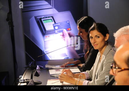 Da oggi è possibile accedere alla METROPOLITANES CON CONTACTLESS carte di pagamento direttamente al tornio con più bisogno del biglietto. Il progetto è realizzato da ATAC e con la Mastercard la collaborazione. Nella foto il sindaco VIRGINIA RAGGI (CLAUDIO SISTO/fotogramma, Roma - 2019-09-18) p.s. la foto e' utilizzabile nel rispetto del contesto in cui e' stata scattata, e senza intento diffamatorio del decoro delle persone rappresentate Foto Stock