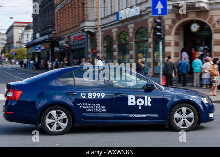 RIGA, Lettonia. Il 22 agosto 2019. Vite compagnia di taxi guida su strada nella città di Riga. Bullone, precedentemente noto come Taxify è un estone di rete di trasporti società fondata e con sede a Tallinn in Estonia Foto Stock