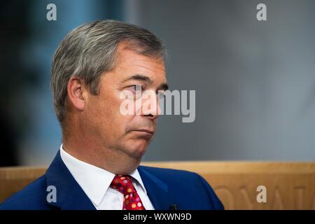 Strasburgo, Francia. Xviii Sep, 2019. Nigel Farage, membro del partito Brexit, durante una registrazione televisiva in seno al Parlamento europeo, al di fuori della camera. Durante la settimana di sessione del Parlamento europeo, dibattito sul Brexit. Il Presidente della Commissione europea Juncker vuole informare circa il suo incontro con il Primo Ministro britannico Johnson. Una risoluzione è anche quello di essere posto in votazione. Foto: Philipp von Ditfurth/dpa Credito: dpa picture alliance/Alamy Live News Foto Stock