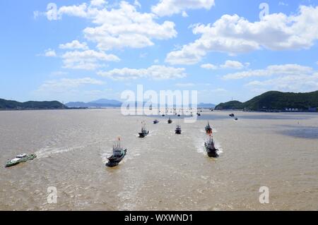 Barche da pesca lasciare il porto di mare della Cina dell'est dopo il divieto di pesca si è conclusa nella città di Zhoushan, est della Cina di Provincia dello Zhejiang su settembre 16th, 20 Foto Stock