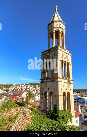 Il campanile della ex la chiesa di San Marco (Crkva Sv. Marka) in Hvar, Croazia su una soleggiata giornata estiva Foto Stock