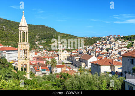 Il campanile della ex la chiesa di San Marco (Crkva Sv. Marka) in Hvar, Croazia con Trg Sv. Stjepana e la città in background Foto Stock