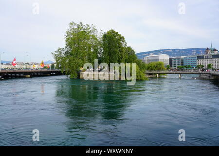 Ginevra, Svizzera -24 Giu 2019- Vista del Pont du Mont Blanc bridge dove il Rodano incontra il Lago Lemano a Ginevra, Svizzera. Foto Stock