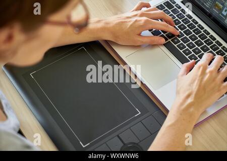 Ufficio, officework, officemeeting, riunioni di lavoro, comunicazione, nota, botebook, cellulare, smartphone, scrivania, tavolo trattativa, finanza, contabilità, denaro. Foto Stock