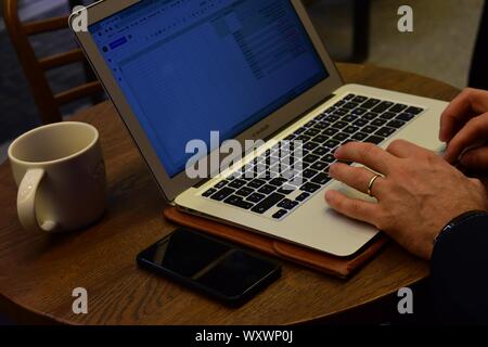 Ufficio, officework, officemeeting, riunioni di lavoro, comunicazione, nota, botebook, cellulare, smartphone, scrivania, tavolo trattativa, finanza, contabilità, denaro. Foto Stock