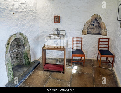 All'interno del piccolo e pittoresco St Nicholas cappella sulla cima di una collina che si affaccia sul mare a St Ives in Cornovaglia Foto Stock