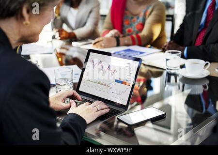 Ufficio, officework, officemeeting, riunioni di lavoro, comunicazione, nota, botebook, cellulare, smartphone, scrivania, tavolo trattativa, finanza, contabilità, denaro. Foto Stock