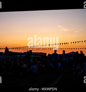 Gli spettatori a un open air festival Foto Stock