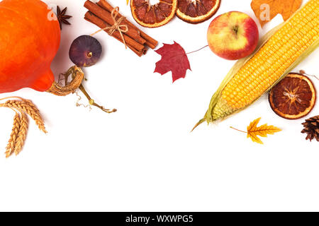 Creative composizione di ringraziamento con la zucca, frumento, mais e frutti isolati su sfondo bianco, vista dall'alto Foto Stock