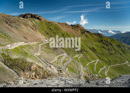 Alcuni tornanti in prossimità della parte superiore della rampa orientale del Passo dello Stelvio (Southy Alto Adige, Italia) in una giornata di sole in estate Foto Stock