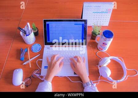 Ufficio, officework, officemeeting, riunioni di lavoro, comunicazione, nota, botebook, cellulare, smartphone, scrivania, tavolo trattativa, finanza, contabilità, denaro. Foto Stock