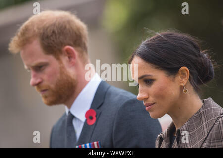 Il principe Harry, duca di Sussex e Meghan, duchessa di Sussex felci di laici e di una corona di fiori presso la tomba del Milite Ignoto mentre visitano il recentemente svelato UK Memoriale di guerra e Pukeahu National War Memorial Park a ottobre 28, 2018 a Wellington, Nuova Zelanda. Foto Stock