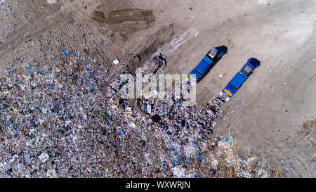 Pratiche di dumping dei rifiuti in una discarica da due carrelli Foto Stock