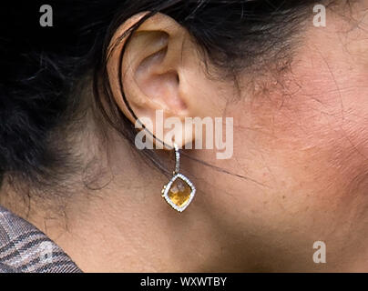 La Duchessa di Sussex riceve un hongi, un tradizionale saluto Maori, ad un ufficiale di cerimonia di benvenuto nella Government House di Wellington, il primo giorno della coppia reale il tour della Nuova Zelanda. Foto Stock