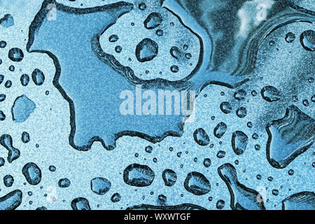 Abstract texture con gocce d'acqua sulla superficie metallica tonica in blu Foto Stock