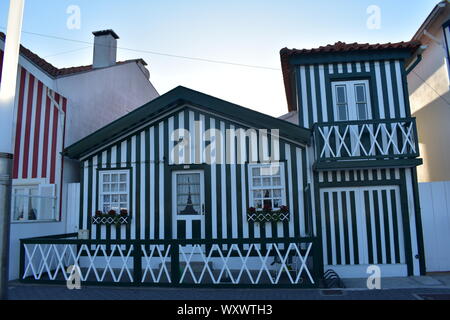 Case colorate, un delizioso e tipico del paesaggio tradizionale della città di Aveiro Foto Stock