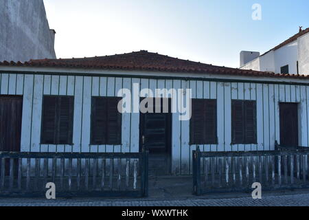 Case colorate, un delizioso e tipico del paesaggio tradizionale della città di Aveiro Foto Stock