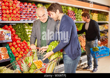 Giovane uomo di shopping insieme con il padre nel supermercato Foto Stock