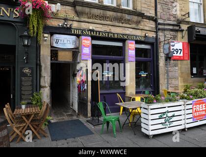 "Wee Pub' a Currie vicino in Edinburgh Grassmarket sostiene di essere " la più piccola pub in Scozia'. Foto Stock