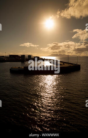 Regno Unito, Scozia, West Highlands, porto di Mallaig, Parete porto all'alba Foto Stock