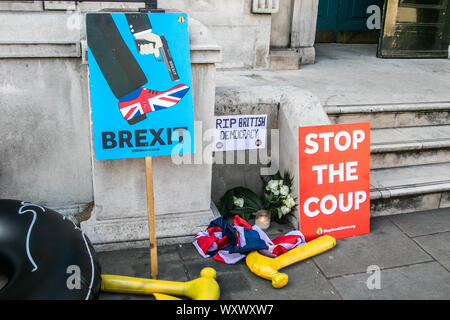 LONDON, Regno Unito - 18 settembre 2019: segni di protesta al di fuori del Cabinet Office in Whitehall da Pro rimangono gruppi la campagna per fermare Brexit Credito: amer ghazzal/Alamy Live News Foto Stock